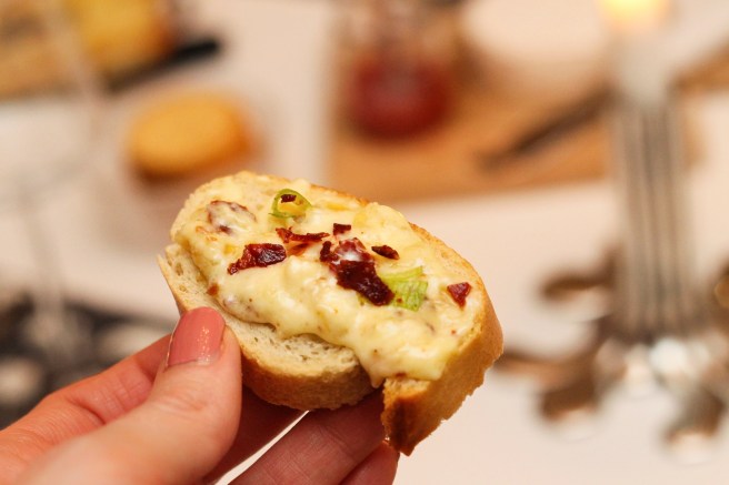 Ostaídýfa með karamelluseruðum lauk og beikoni